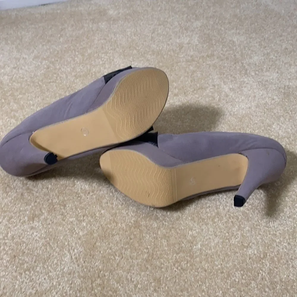 Women’s Gray Suede Shoes with Black Fabric Design on Front Size EU 37